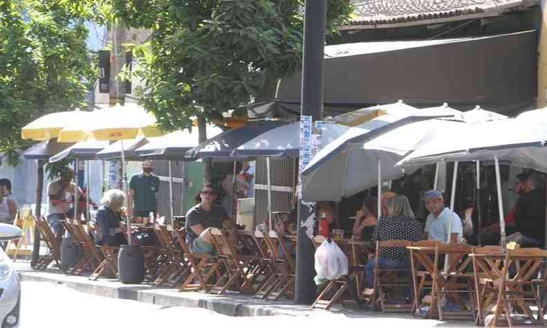 Donos de bares e restaurantes acreditam que a volta do horário de verão pode favorecer o movimento dos estabelecimentos e aumentar as vendas (foto: Edesio Ferreira/EM/D.A Press - 13/06/2021)