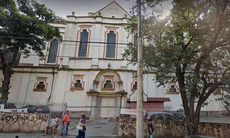 Suspeitos foram flagrados na entrada lateral da igreja, na Rua Paracatu(foto: Google street view / Reproduo)