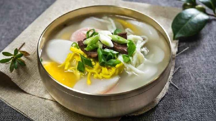Sopa de bolo de arroz fatiado (Tteokguk)  um prato tradicional coreano comido durante a celebrao do Ano Novo coreano