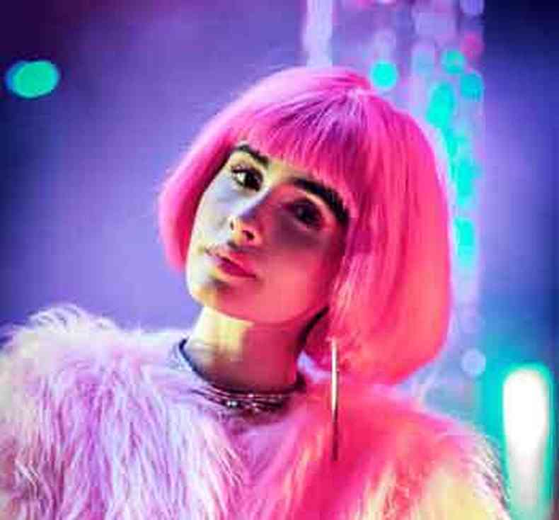 Atriz Valentina Herszage de peruca rosa, em cena da novela Quanto mais vida, melhor 