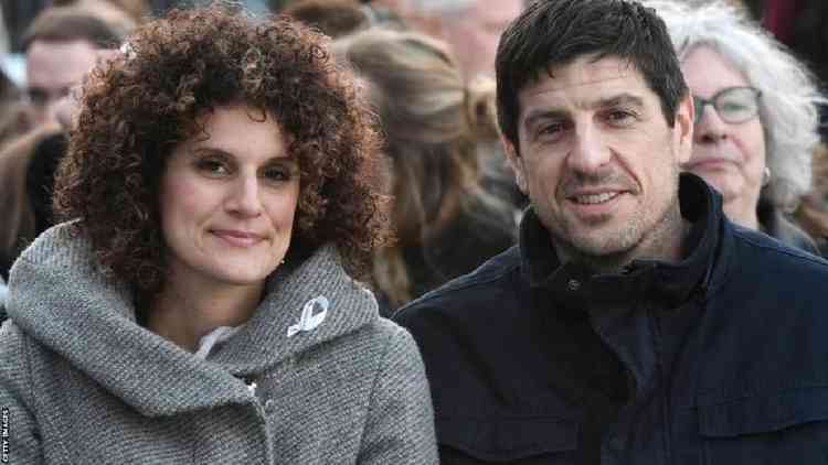 Sebastien Bellin e sua esposa Sara na cerimnia que marcou o primeiro aniversrio do ataque terrorista ao aeroporto de Bruxelas.