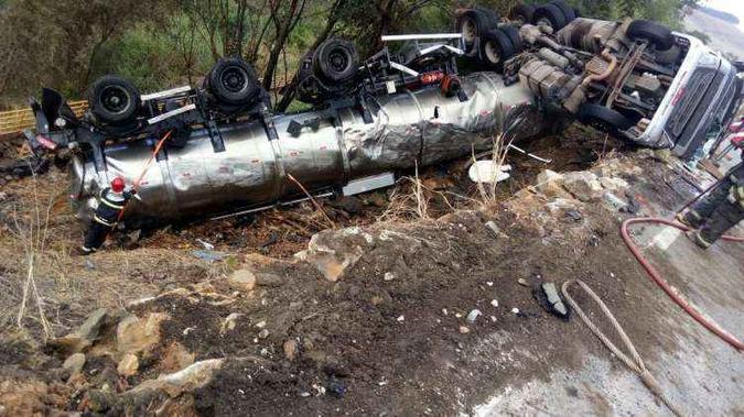 Bombeiros continuam trabalhando no local para minimizar os riscos de explosão(foto: Corpo de Bombeiros/Divulgação) Bombeiros continuam trabalhando no local para minimizar os riscos de explosão(foto: Corpo de Bombeiros/Divulgação)