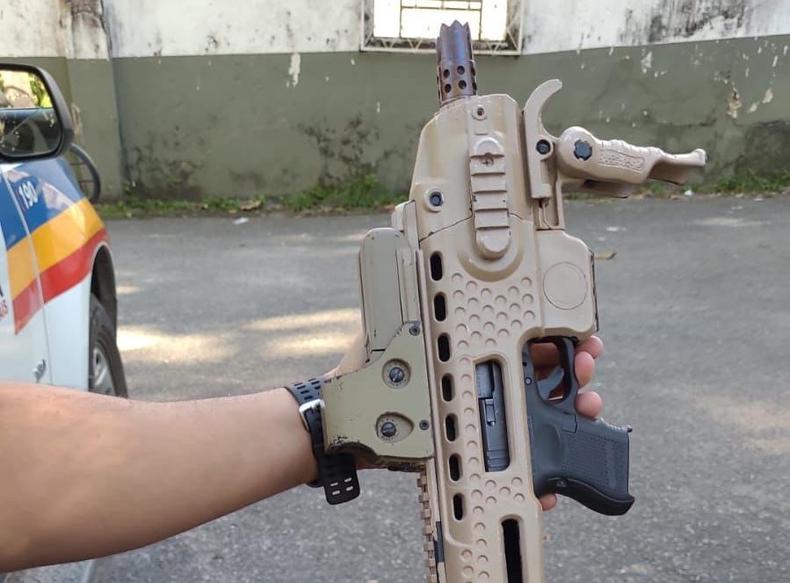 Kit que transforma pistola em metralhadora e mira hologrfica