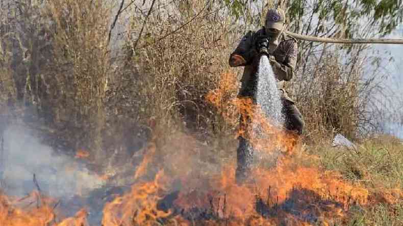 Aquecimento global e a preservao ambiental devem se tornar temas a contrapor Brasil e EUA em 2021; na foto, bombeiro apaga incndio no Pantanal(foto: EPA)