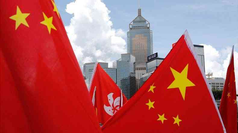 Edifcios so vistos com bandeiras de Hong Kong e da China, uma comemorao de apoiadores pr-China aps a aprovao da lei de segurana nacional para Hong Kong(foto: Reuters)