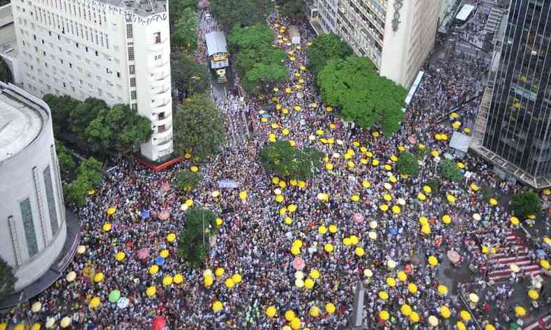 Multido nas ruas durante o carnaval