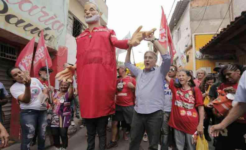 O governador posa ao lado do boneco de Lula no Aglomerado da Serra(foto: Glenio Campregher/Divulgaco)