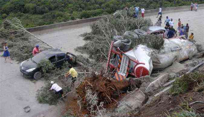 Na 381, parte da carroceria de uma carreta rolou sobre a pista e quase provocou tragdia(foto: Juarez Rodrigues/EM/D.A Press)