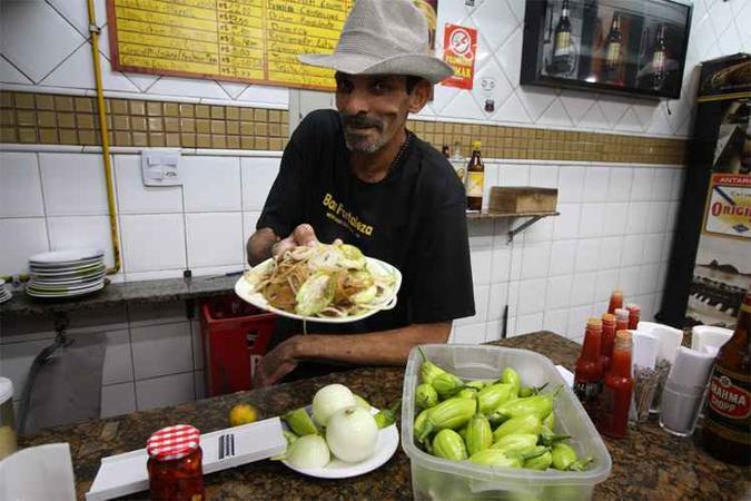 O chapista Ronaldão mostra o prato preparado com seus 35 anos de prática: 'Será a glória maior (...). Temos certeza de que vamos entrar para o livro dos recordes', diz (foto: Edésio Ferreira/EM/DA Press) O chapista Ronaldão mostra o prato preparado com seus 35 anos de prática: 'Será a glória maior (...). Temos certeza de que vamos entrar para o livro dos recordes', diz (foto: Edésio Ferreira/EM/DA Press)