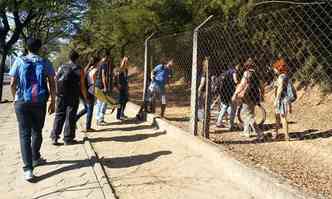 Estudantes entram no campus Pampulha por um buraco na tela de proteo(foto: Paulo Filgueiras/EM/DA Press)