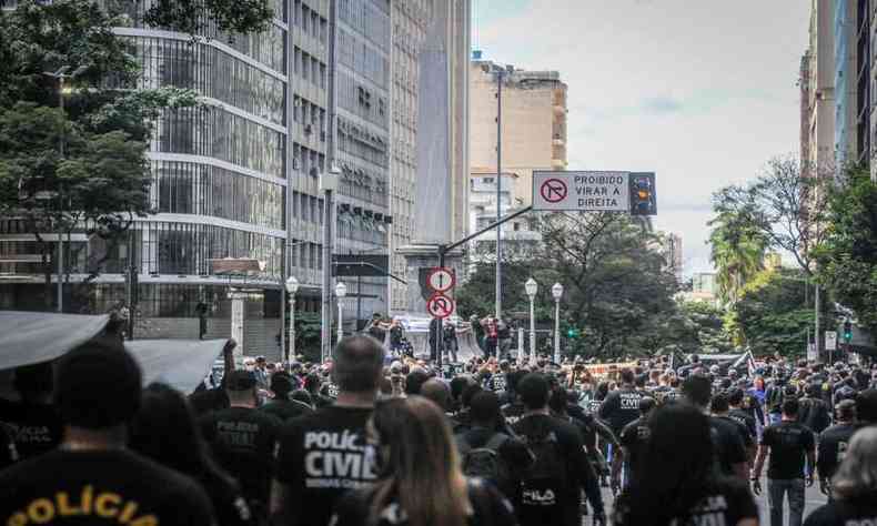 O protesto dos policiais civis e agentes penitencirios fecharam totalmente o trnsito na Praa Sete.(foto: Leandro Couri/EM DA Press)