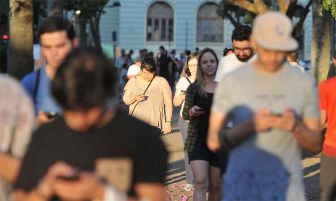 Usuários com a atenção concentrada nas telas se tornam alvos vulneráveis para a ação de oportunistas. Polícia recomenda cautela e alerta (foto: Alexandre Guzanshe/EM/DA Press) Usuários com a atenção concentrada nas telas se tornam alvos vulneráveis para a ação de oportunistas. Polícia recomenda cautela e alerta (foto: Alexandre Guzanshe/EM/DA Press)