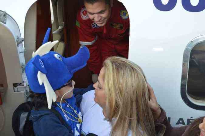 Matheus e a me, Gecilene Oliveira, momentos antes de embarcarem em avio UTI para Miami (EUA), onde ele far transplante e tratamento(foto: Paulo Filgueiras/EM/D.A Press.)