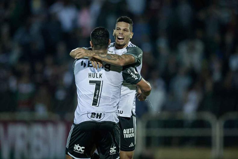 Hulk e Paulinho comemoram primeiro gol, marcado contra pelo lateral Guga: %u201Clei do ex%u201D s avessas