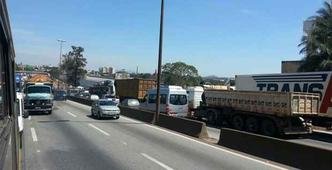 H� pelo menos quatro quil�metros de congestionamento no sentido S�o Paulo. O tr�nsito tamb�m � lento em dire��o a Belo Horizonte(foto: Gabriella Pacheco/Esp/EM/DA Press)