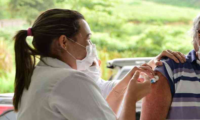 Nesta sexta-feira (7/5) idosos de 62 anos tambm comearo a ser imunizados. (foto: Prefeitura de Itabirito/Divulgao)