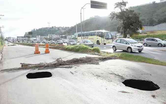 Ainda no h previso de liberao da pista no Anel Rodovirio de Belo Horizonte(foto: Rodrigo Clemente/EM/D.A Press)