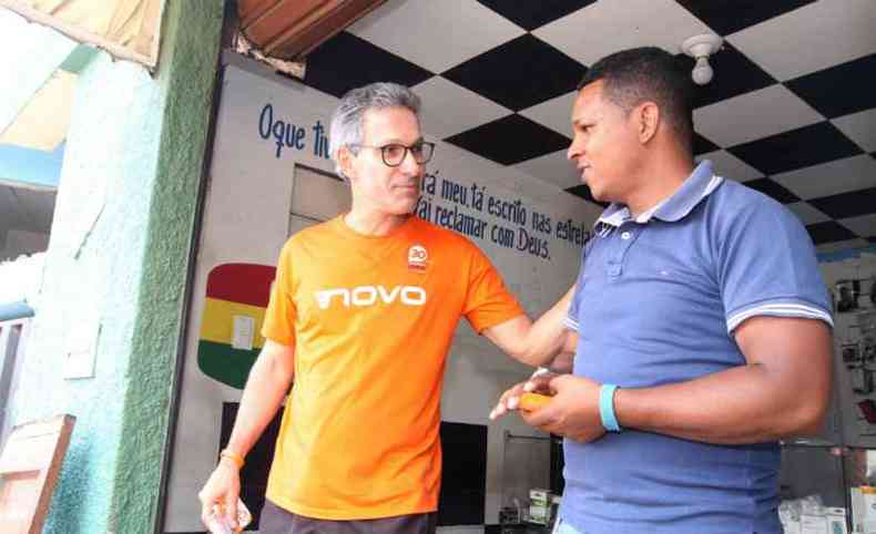 Romeu Zema conversou com moradores e comerciantes do Morro do Papagaio, em BH(foto: Jair Amaral/E.M/D.A Press)