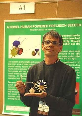 Comprot�tipo na m�o, Ricardo Cap�cio, professor da Universidade Federal de Vi�osa, ganha pr�mio da Funda��o BilleMelinda Gates(foto: PILAR OLIVARES/BILL & MELINDA GATES FOUNDATION/DIVULGA��O)