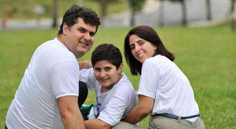O casal Fbio Rocha e Michelle Malab, com Pedro Miguel, de 10 anos: me e filho so portadores de autismo, e famlia critica falta de apoio do poder pblico