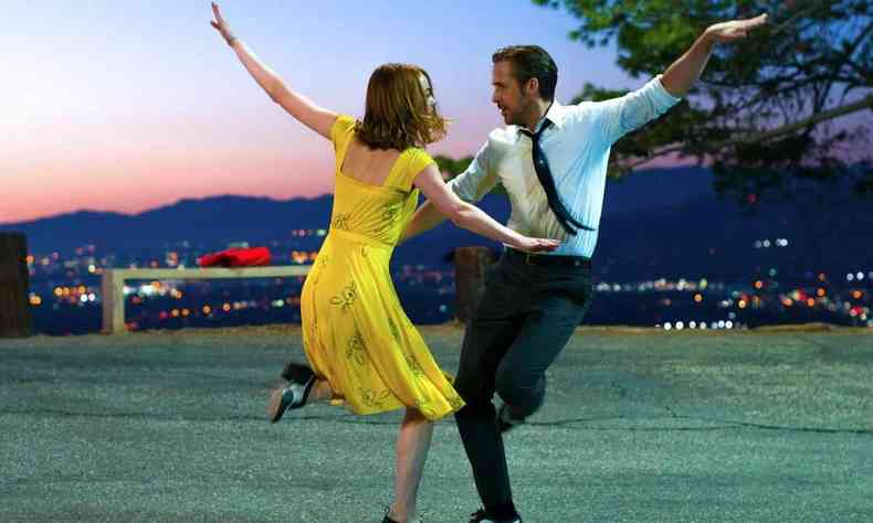 Emma Stone e Ryan Gosling danam no filme La la land