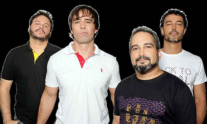 Msicos da banda Manitu olham para a cmera