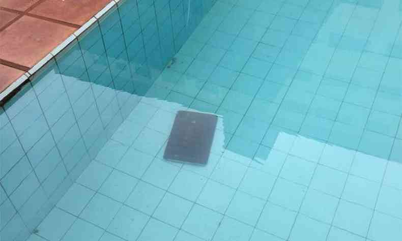 Empresrio jogou notebook na piscina ao ser preso em Una, no Norte de Minas(foto: Receita Federal/Divulgao)