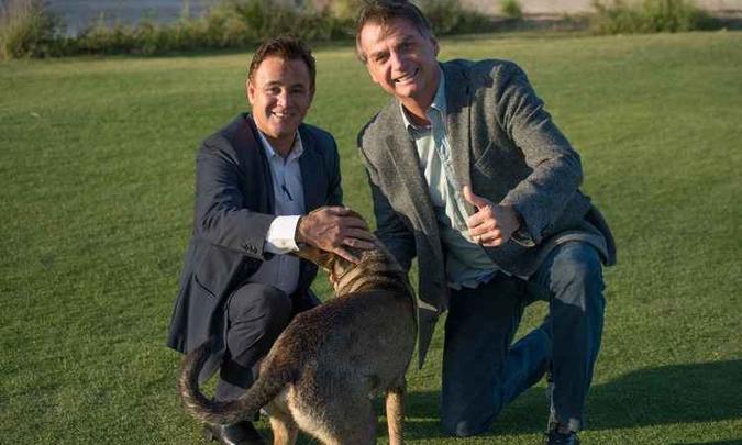 Bolsonaro posou para foto com o presidente do PEN e um cachorro(foto: Divulgação PEN) Bolsonaro posou para foto com o presidente do PEN e um cachorro(foto: Divulgação PEN)