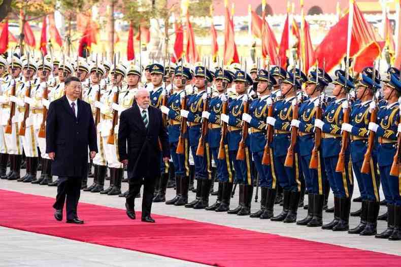 Lula e Xi Jinping passam pela guarda de honra durante cerimnia de boas-vindas em 14 de abril de 2023, na cidade de Pequim