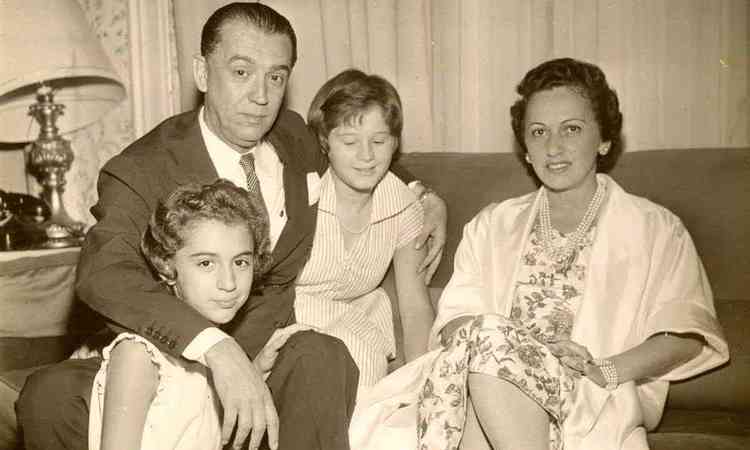 Juscelino Kubitschek e dona Sarah com as filhas Mrcia e Maristela