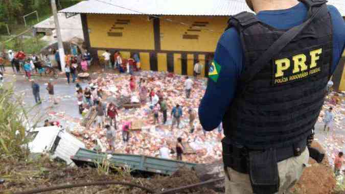 O veculo caiu em um barranco e parou em uma rua da cidade(foto: Polcia Rodoviria Federal (PRF) / Divulgao)