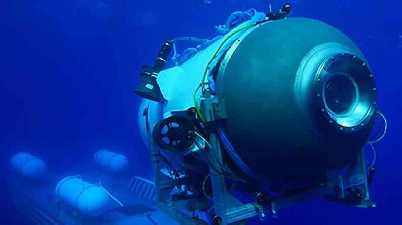 Submarino e plataforma no fundo do mar