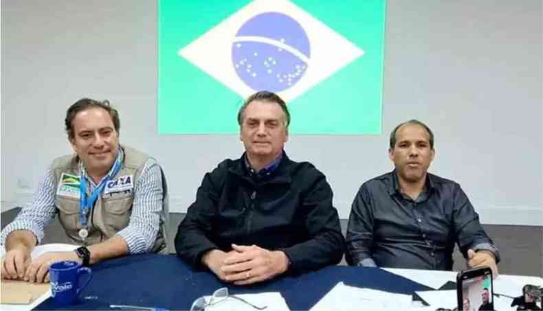 Bolsonaro com bandeira do Brasil
