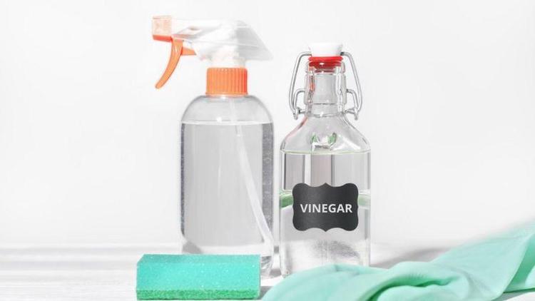 Frascos de limpeza com vinagre