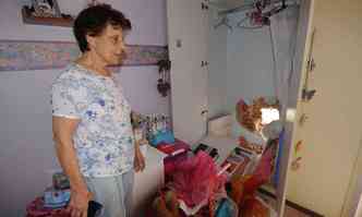 Aposentada Mirtes Borges mostra estragos que a rvore causou no quarto onde dorme sua neta. Por sorte, ela no estava em casa(foto: Beto Novaes/EM/D.A PRESS)