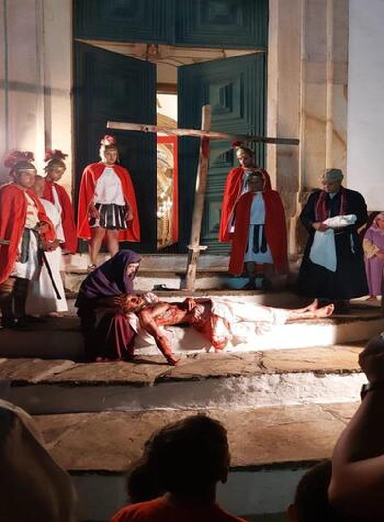 Encenação da morte de Cristo no Adro da Igreja de Nossa Senhora da Conceição(foto: Peterson Bruschi/Divulgação) teatro com uma pessoa representando Jesus todo ensaguentado e os soldados em volta. Maria está com com a cabeça de Cristo no colo. O teatro está sendo encenado em uma escadaria
