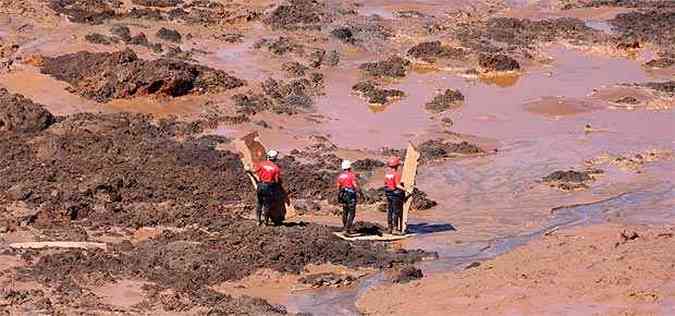 Bombeiros tm dificuldade para andar sobre a lama e a gua(foto: Edesio Ferreira/EM/D.A.Press)