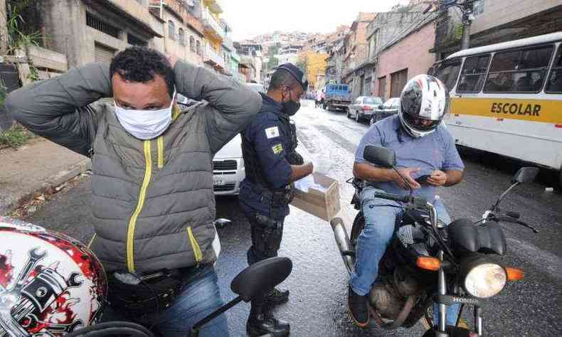 Vrios motociclistas tambm foram abordados na blitz educativa(foto: Juarez Rodrigues/EM/D.A Press)