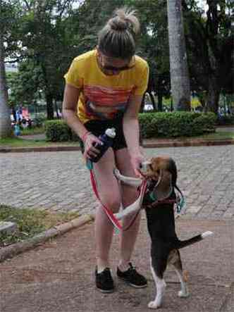 Carolina Ferreira se preocupa at com a hidratao do seu bicho de estimao, a beagle Amlie(foto: Jair Amaral/EM/DA Press)