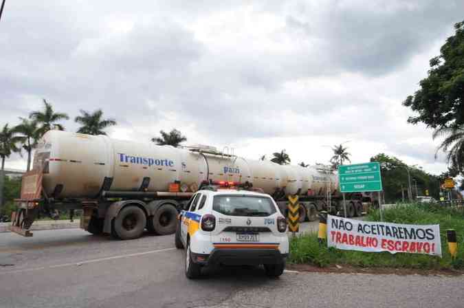 Polícia fez escolta para abastecimento de caminhões-tanque em Betim, na Grande BHGladyston Rodrigues/EM/D.A. Press