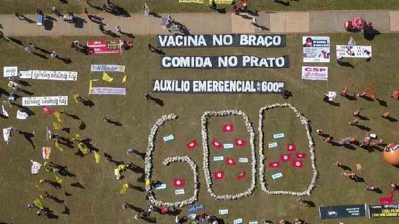 Protesto pela manuteno do auxlio emergencial em R$ 600. Braslia, maio de 2021