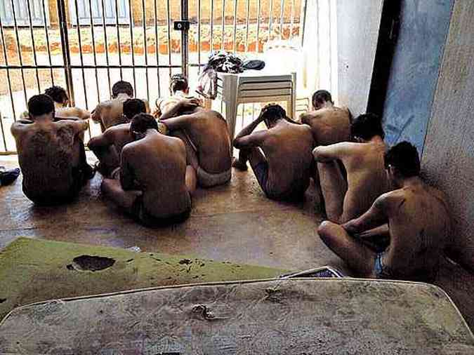 Os 11 adultos que estavam na mesma cela da delegacia local: um foi espancado pelos demais e acabou isolado (foto: Polcia Civil - GO/Divulgao)