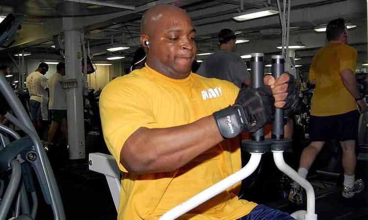 homem em um aparelho de musculao