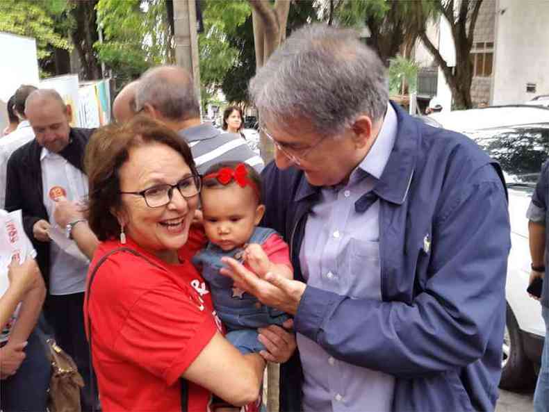 J Moraes com a neta no colo(foto: Ramon Lisboa/EM/DA Press)