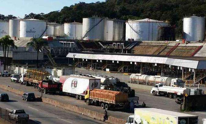 Movimentação no entorno e na portaria da Refinaria Gabriel Passos (Regap), na BR-381, em Betim, durante o quarto dia do ato(foto: Paulo Filgueiras/EM/D.A Press) Movimentação no entorno e na portaria da Refinaria Gabriel Passos (Regap), na BR-381, em Betim, durante o quarto dia do ato(foto: Paulo Filgueiras/EM/D.A Press)