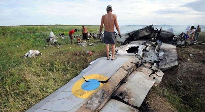 População ucraniana local confere destroços de avião atingido por foguete a 6,5 mil metros de altura(foto: AFP PHOTO / DOMINIQUE FAGET ) População ucraniana local confere destroços de avião atingido por foguete a 6,5 mil metros de altura(foto: AFP PHOTO / DOMINIQUE FAGET )