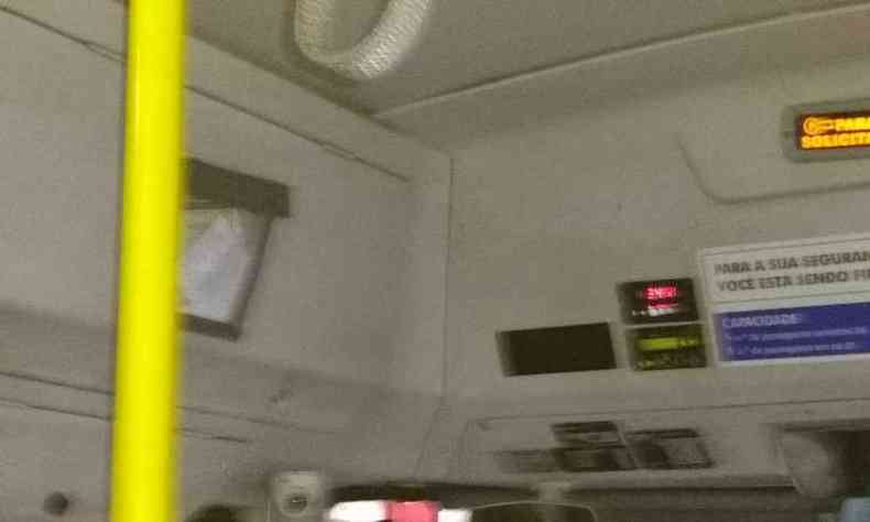 Imagem mostra nibus viajando a 34C(foto: Reproduo/WhatsApp)