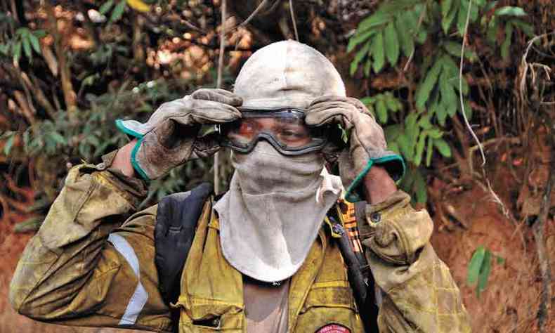 Cansao estampado no rosto de quem tem que atuar sob altas temperaturas para combater as chamas(foto: Juarez Rodrigues/EM/DA Press)