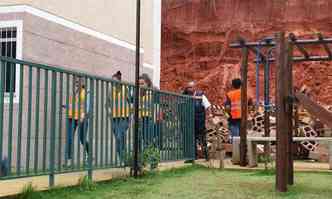 Vistoriadores da Defesa Civil acompanham os moradores na retirada de pertences(foto: Edsio Ferreira/EM/DA Press)