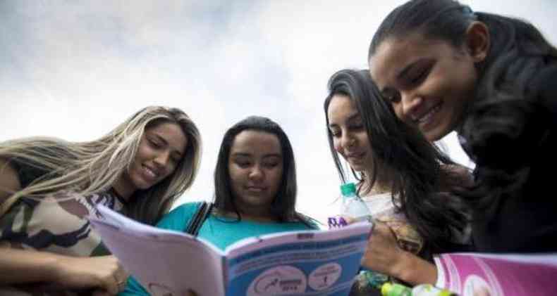 Estudantes observam prova do Exame Nacional do Ensino Mdio (Enem) (foto: Arquivo/Marcelo Camargo/Agncia Brasil)